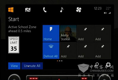 点击顶部的选项可进入地图、手机、音乐或者空调系统（HVAC）的界面